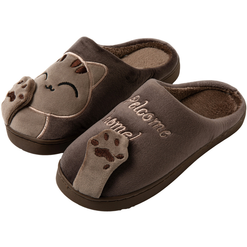 Des chaussons douillets et adorables pour femme, avec un motif de chat et des empreintes de pattes brodées. Le message "Welcome home !" ajoute une touche accueillante. Offrant confort et chaleur, ces chaussons sont idéals pour se détendre à la maison.