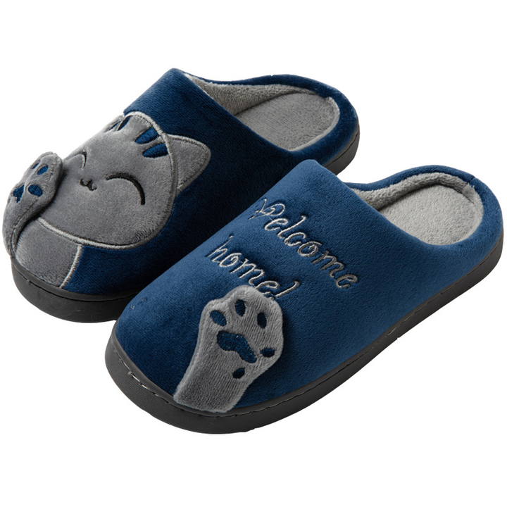 Des chaussons confortables et adorables pour femme, avec un joli motif de chat et des empreintes de pattes brodées. Le message "Welcome home !" ajoute une touche chaleureuse. Ces chaussons offrent douceur et chaleur, idéals pour se détendre à la maison.