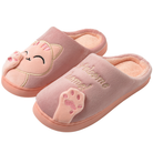 Des chaussons doux et adorables pour femme, avec un motif de chat et des empreintes de pattes brodées. Le message "Welcome home !" ajoute une touche accueillante. Confortables et chaleureux, ces chaussons sont parfaits pour se détendre à la maison.