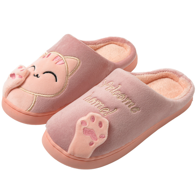 Des chaussons doux et adorables pour femme, avec un motif de chat et des empreintes de pattes brodées. Le message "Welcome home !" ajoute une touche accueillante. Confortables et chaleureux, ces chaussons sont parfaits pour se détendre à la maison.