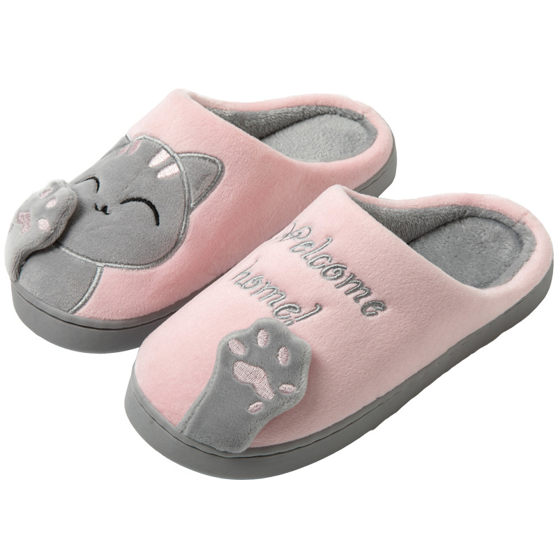 Des chaussons doux et mignons pour femme, avec un design de chat et des empreintes de pattes brodées. Le message "Welcome home !" apporte une touche accueillante et chaleureuse. Idéals pour se détendre à la maison, ces chaussons offrent confort et douceur.
