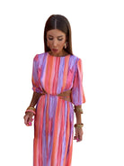 Cette robe maxi tie-dye pour femme allie élégance et fraîcheur avec ses teintes vibrantes de rose, violet et orange. Le design fluide et les découpes latérales ajoutent une touche de modernité, tandis que les manches bouffantes et le dos ouvert en font un choix parfait pour les journées estivales.