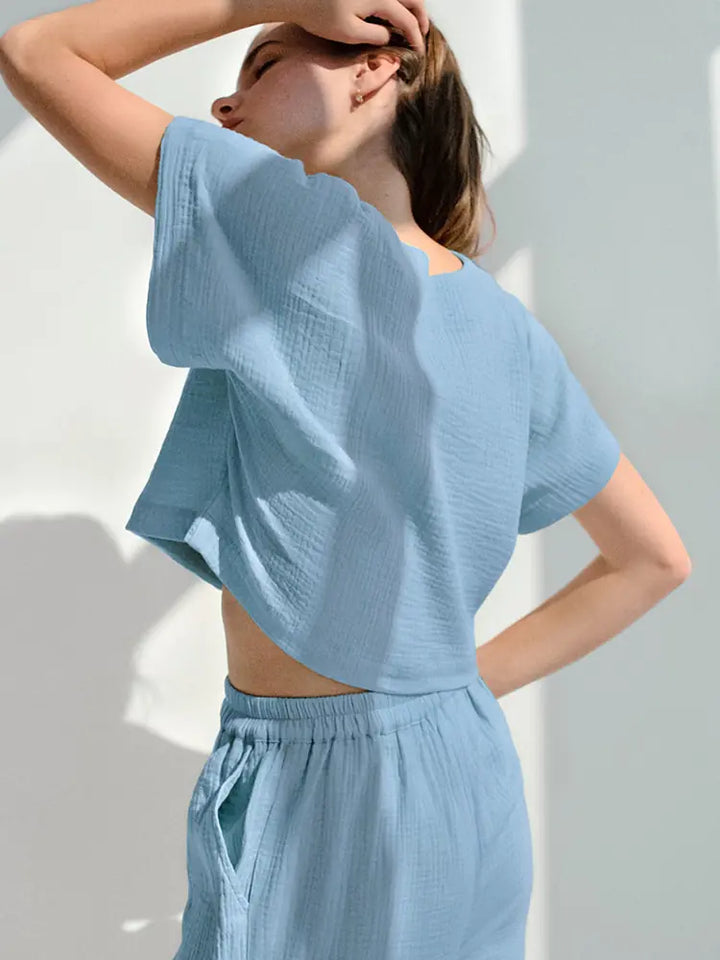 Vue de dos de l’ensemble nuit femme Éléonore bleu ciel : haut court ample à manches courtes et pantalon fluide taille élastique, tissu léger et respirant, style élégant et confortable.