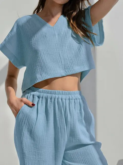 Gros plan sur l’ensemble nuit femme Éléonore bleu ciel : haut court ample à col V et manches courtes, pantalon fluide taille élastique, tissu léger, élégant et confortable.