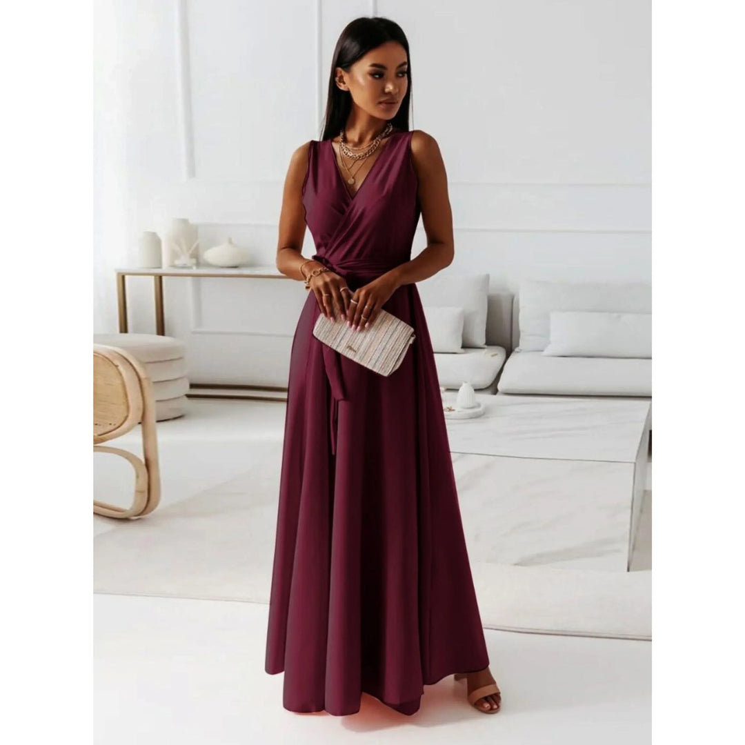Bordeaux, décolleté en V croisé, taille ceinturée et jupe fluide, avec sandales et pochette, dans un salon lumineux.