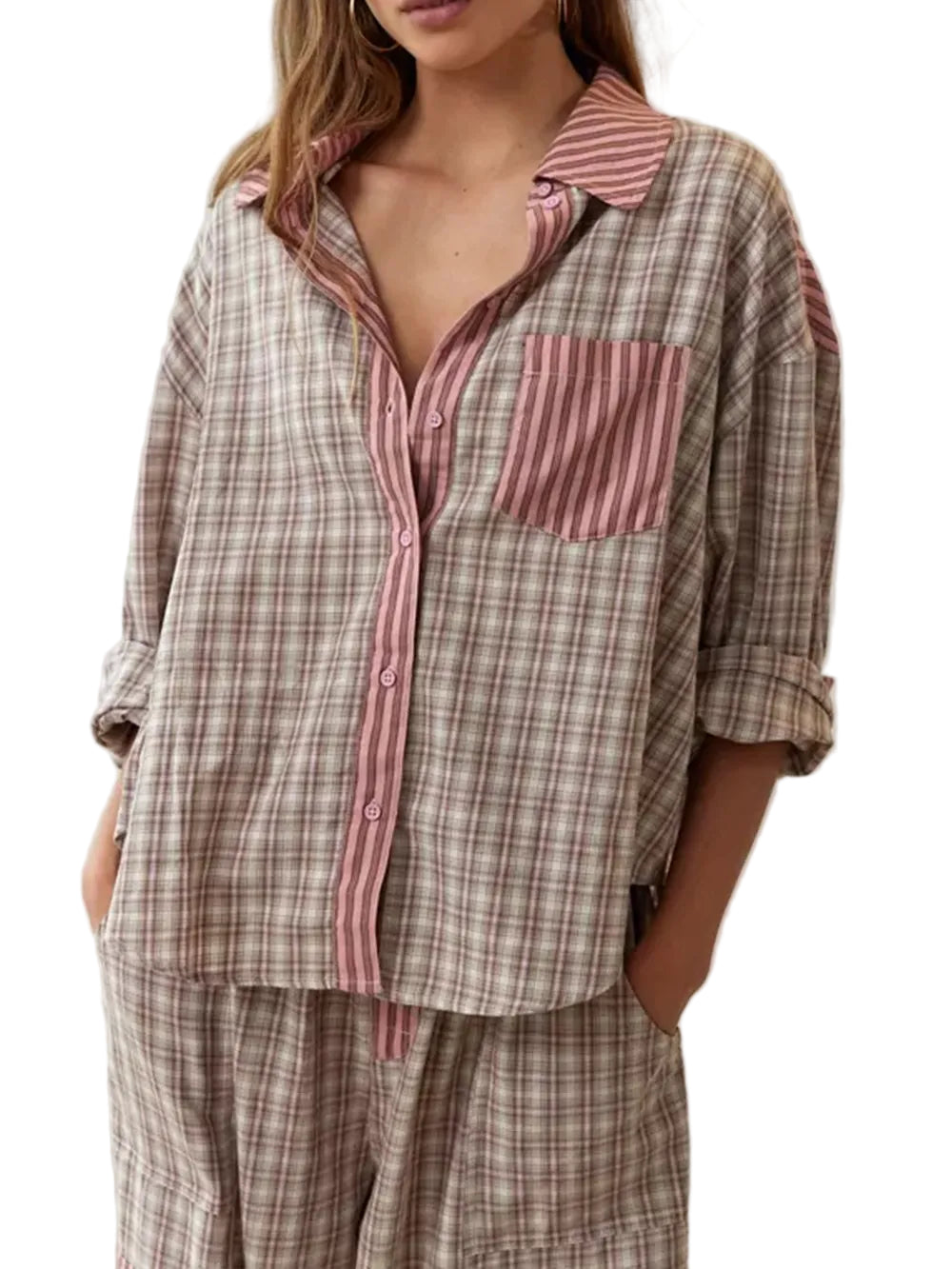 Pyjama pour femme à motif carreaux beige et rose, composé d’une chemise boutonnée oversize avec col et poche contrastés à rayures roses, assortie d’un pantalon léger. Ensemble doux, confortable et idéal pour des nuits paisibles.