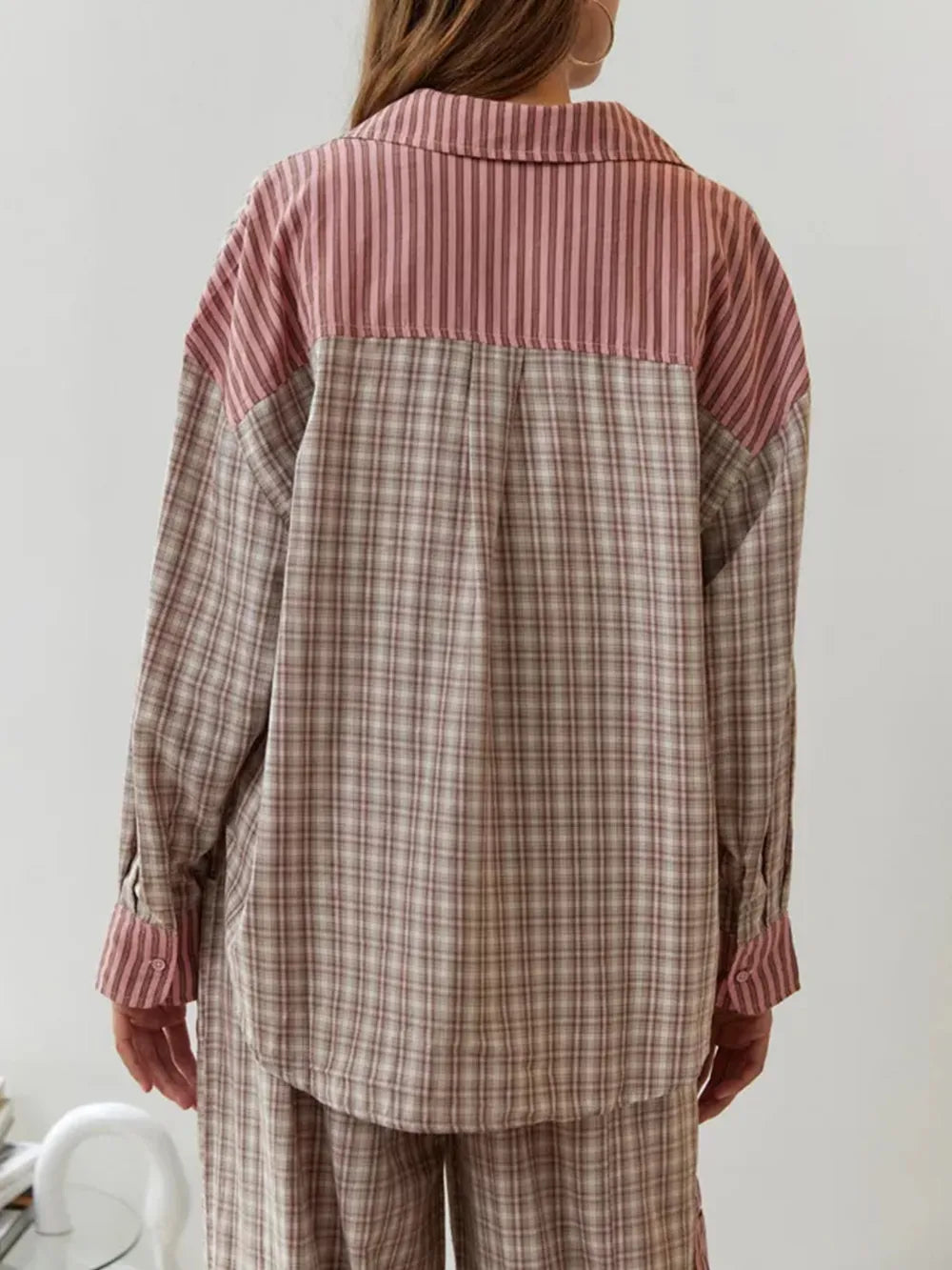 Vue arrière du pyjama femme Elowen, composé d’une chemise ample à carreaux beige et rose avec empiècements contrastés à rayures au niveau des épaules et des poignets, assortie à un pantalon léger. Ensemble doux, confortable et idéal pour la nuit.