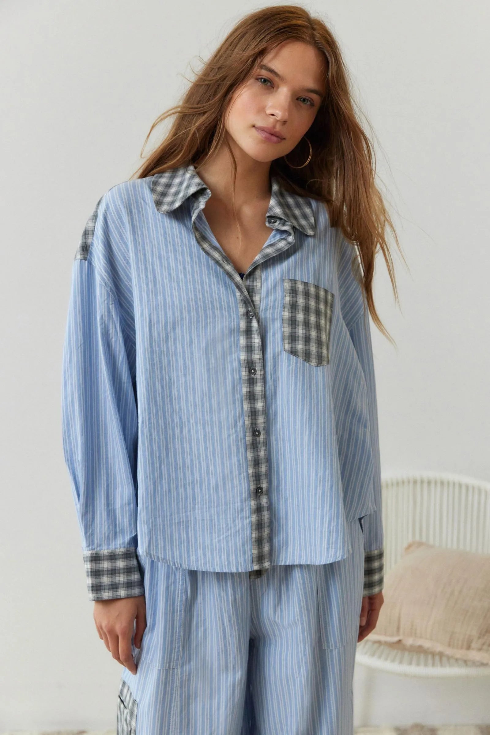 Pyjama femme Elowen en tissu bleu à fines rayures, chemise ample à empiècements à carreaux gris avec poche avant assortie. Ensemble doux, léger et confortable, idéal pour des nuits apaisantes et un style décontracté à la maison.