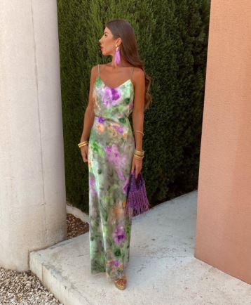 Robe maxi satin Elsa pour femme, élégante et fluide. Avec ses couleurs douces et son tissu satiné, cette robe longue est idéale pour un look chic et raffiné lors de vos soirées estivales.