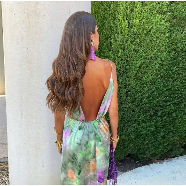 Vue arrière de la robe maxi satin Elsa pour femme, élégante et fluide. Avec son dos nu et son tissu satiné, cette robe est parfaite pour un look sophistiqué et raffiné lors de vos soirées.