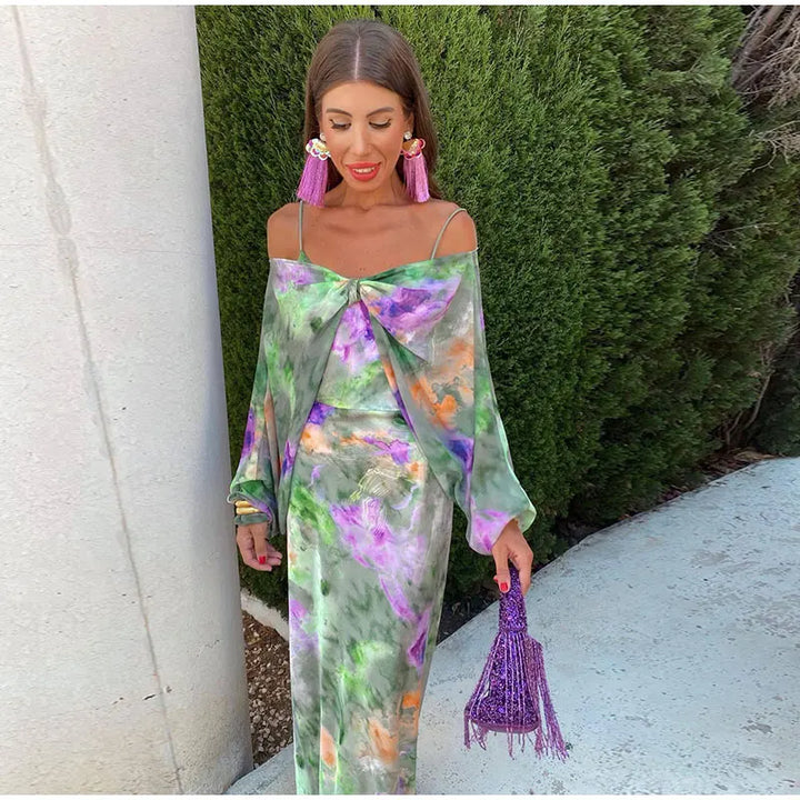 Robe maxi satin Elsa pour femme, élégante et fluide. Avec ses couleurs vibrantes et son tissu satiné, cette robe est idéale pour un look chic et raffiné lors de vos soirées estivales.
