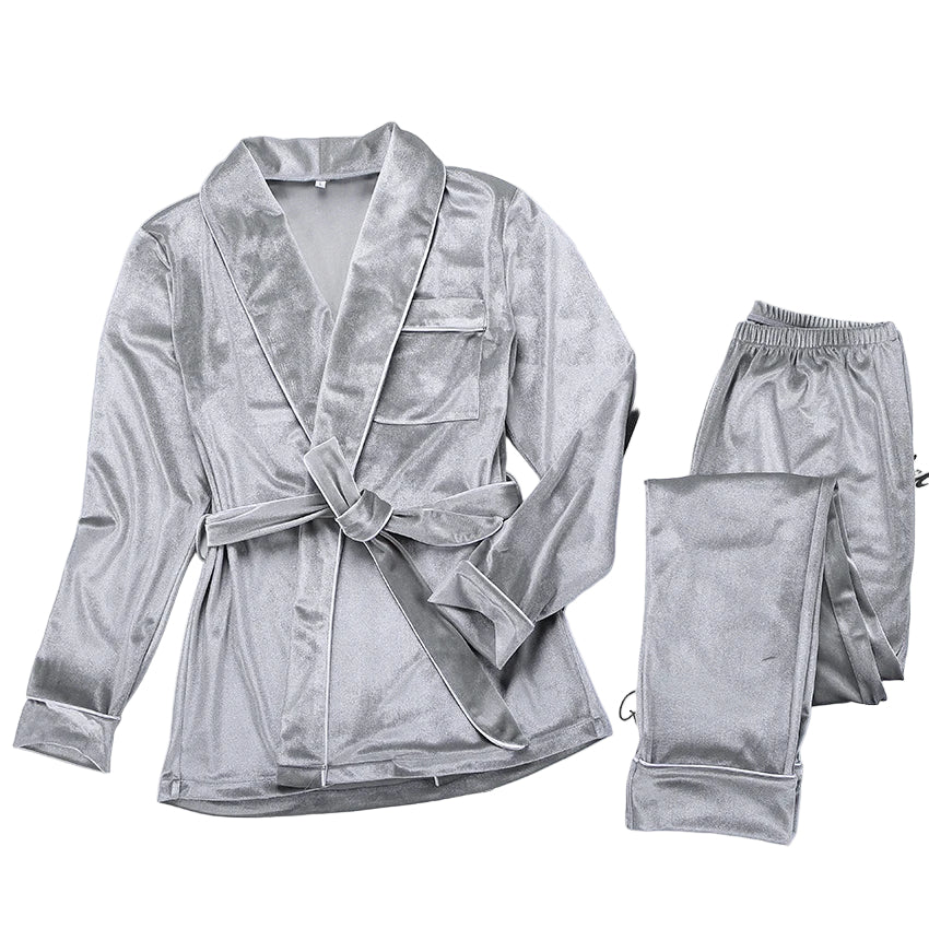 Pyjama pour femme en velours gris composé d’une veste croisée à ceinture et d’un pantalon assorti. Ensemble chaud, doux et confortable, idéal pour l’hiver et les moments détente à la maison.