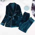 Pyjama pour femme en velours vert émeraude composé d’une veste croisée à ceinture et d’un pantalon assorti. Ensemble chaud, doux et très confortable, idéal pour l’hiver et les moments cocooning à la maison.