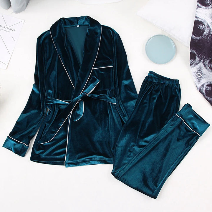 Pyjama pour femme en velours vert émeraude composé d’une veste croisée à ceinture et d’un pantalon assorti. Ensemble chaud, doux et très confortable, idéal pour l’hiver et les moments cocooning à la maison.