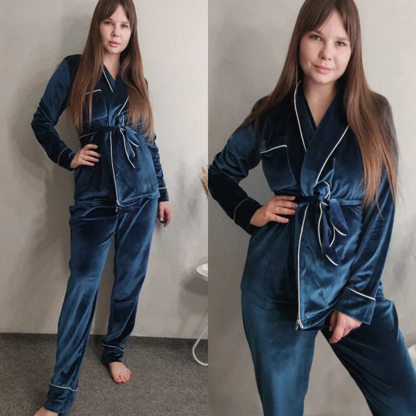 Femme portant un pyjama en velours bleu composé d’une veste croisée à ceinture et d’un pantalon assorti. Ensemble chaud, doux et très confortable, idéal pour l’hiver et les moments cocooning à la maison.