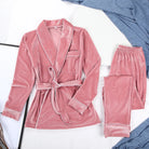 Pyjama pour femme en velours rose composé d’une veste croisée à ceinture et d’un pantalon assorti. Ensemble chaud, doux et très confortable, idéal pour l’hiver et les moments cocooning à la maison.
