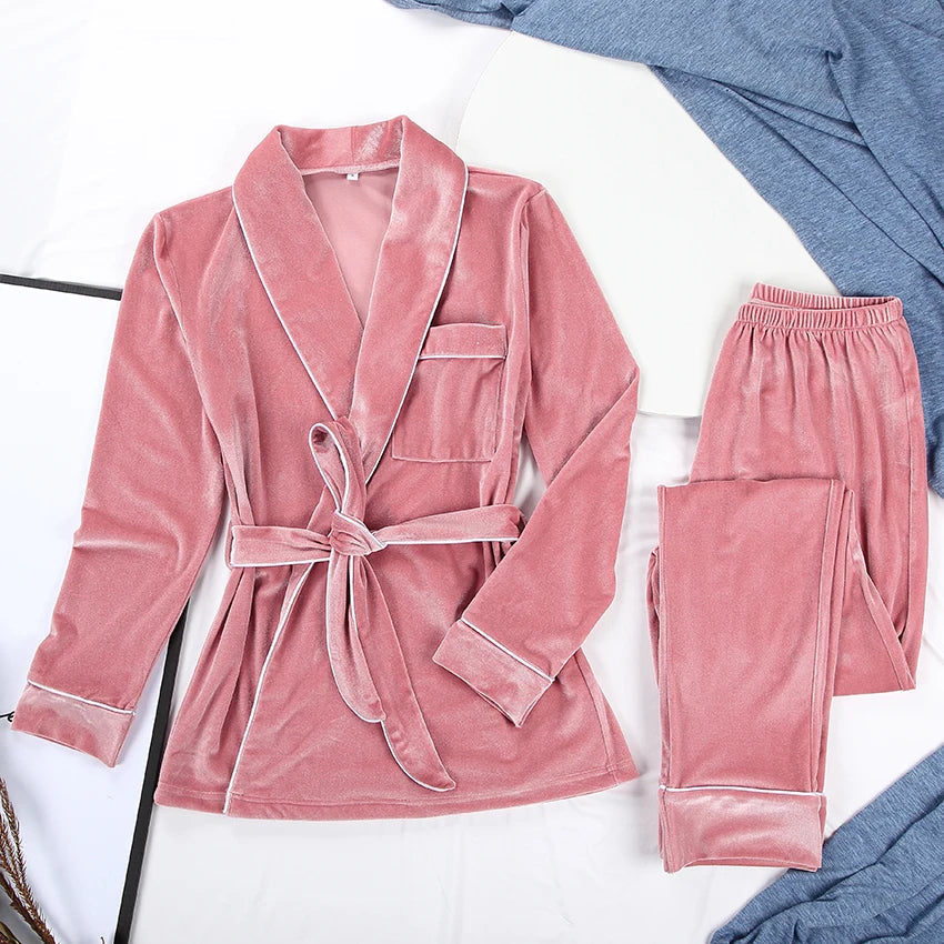Pyjama pour femme en velours rose composé d’une veste croisée à ceinture et d’un pantalon assorti. Ensemble chaud, doux et très confortable, idéal pour l’hiver et les moments cocooning à la maison.
