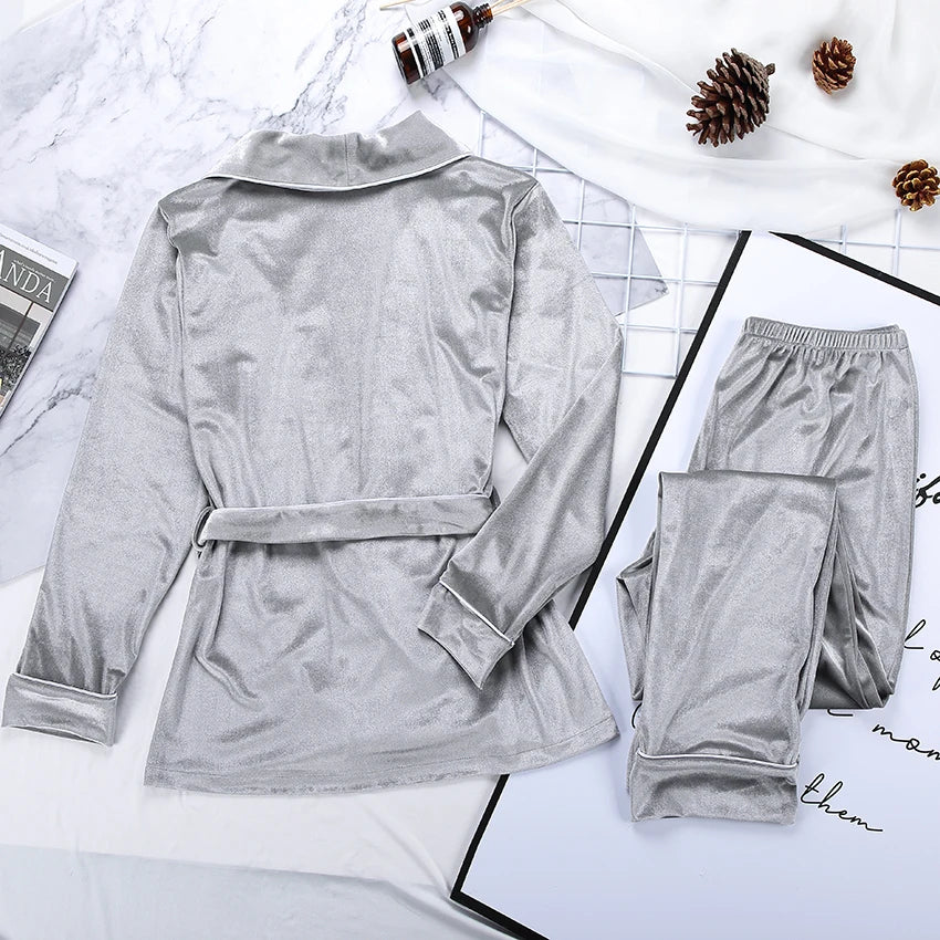 Pyjama pour femme en velours gris vu de dos, composé d’une veste à ceinture et d’un pantalon assorti. Ensemble chaud, doux et confortable, parfait pour les soirées d’hiver et la détente à la maison.
