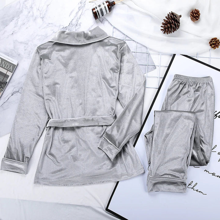 Pyjama pour femme en velours gris vu de dos, composé d’une veste à ceinture et d’un pantalon assorti. Ensemble chaud, doux et confortable, parfait pour les soirées d’hiver et la détente à la maison.