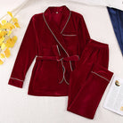 Pyjama Elysia pour femme en velours rouge, composé d’une veste croisée ceinturée et d’un pantalon assorti, avec finitions contrastées. Ensemble chaud, doux et très confortable, idéal pour des moments cocooning à la maison.