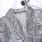 Gros plan sur le col élégant du pyjama femme Elysia en velours gris, mettant en valeur sa matière douce, ses finitions soignées et son style chaleureux et confortable.