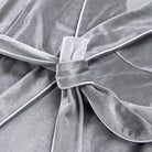 Gros plan sur la ceinture nouée du pyjama femme Elysia en velours gris, mettant en valeur la texture douce, les finitions soignées et le style élégant de cet ensemble chaud et confortable.