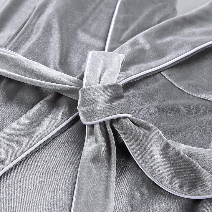 Gros plan sur la ceinture nouée du pyjama femme Elysia en velours gris, mettant en valeur la texture douce, les finitions soignées et le style élégant de cet ensemble chaud et confortable.