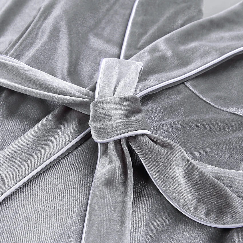 Gros plan sur la ceinture nouée du pyjama femme Elysia en velours gris, mettant en valeur la texture douce, les finitions soignées et le style élégant de cet ensemble chaud et confortable.