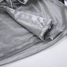 Détail du tissu en velours gris du pyjama femme Elysia, mettant en avant sa douceur, ses finitions soignées et son confort chaleureux.