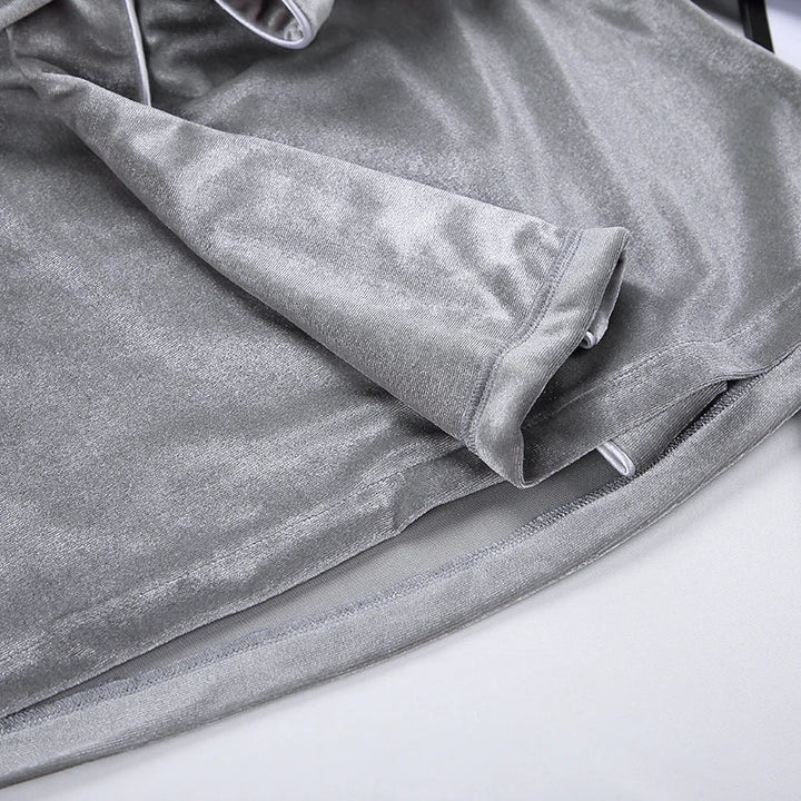 Détail du tissu en velours gris du pyjama femme Elysia, mettant en avant sa douceur, ses finitions soignées et son confort chaleureux.