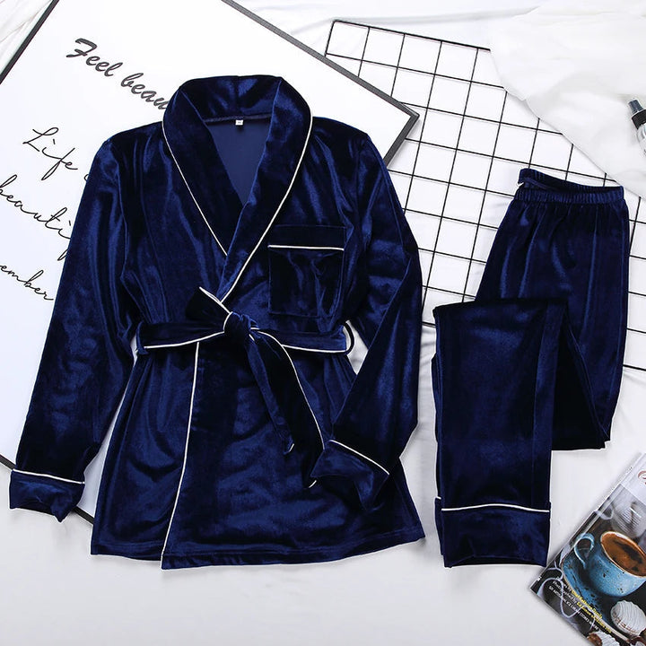 Pyjama pour femme en velours bleu marine composé d’une veste croisée à ceinture et d’un pantalon assorti. Ensemble chaud, doux et très confortable, idéal pour les soirées d’hiver et la détente à la maison.