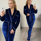 Femme portant un pyjama en velours bleu marine composé d’une veste croisée à ceinture et d’un pantalon assorti. Ensemble chaud, doux et très confortable, idéal pour l’hiver et les moments détente à la maison.