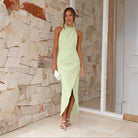 Optez pour l'élégance avec la robe halter Ember en vert pastel. Son design fluide et sa coupe fendue à l'avant créent une silhouette chic et moderne, idéale pour les occasions estivales. Le décolleté halter ajoute une touche sophistiquée à cette robe parfaite pour l'été.