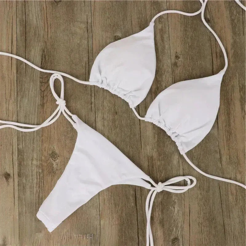 Ensemble bikini blanc Emmeline pour femme, avec un haut triangle et un bas à liens ajustables, élégant et confortable, idéal pour l&