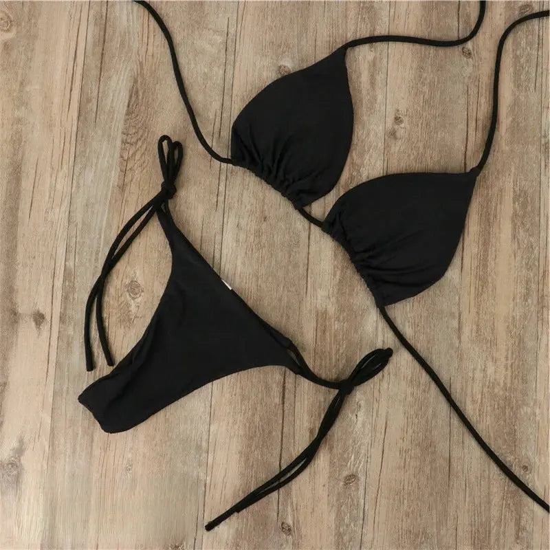 Ensemble bikini noir Emmeline pour femme, avec un haut triangle et un bas à liens ajustables, élégant, confortable et parfait pour l&