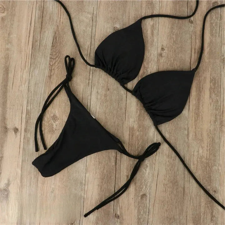 Ensemble bikini noir Emmeline pour femme, avec un haut triangle et un bas à liens ajustables, élégant, confortable et parfait pour l&