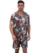 Homme portant le pyjama satin Enzo pour homme, ensemble deux pièces avec chemise à manches courtes boutonnée et short assorti, motif feuillage multicolore, coupe droite, présenté sur fond blanc.