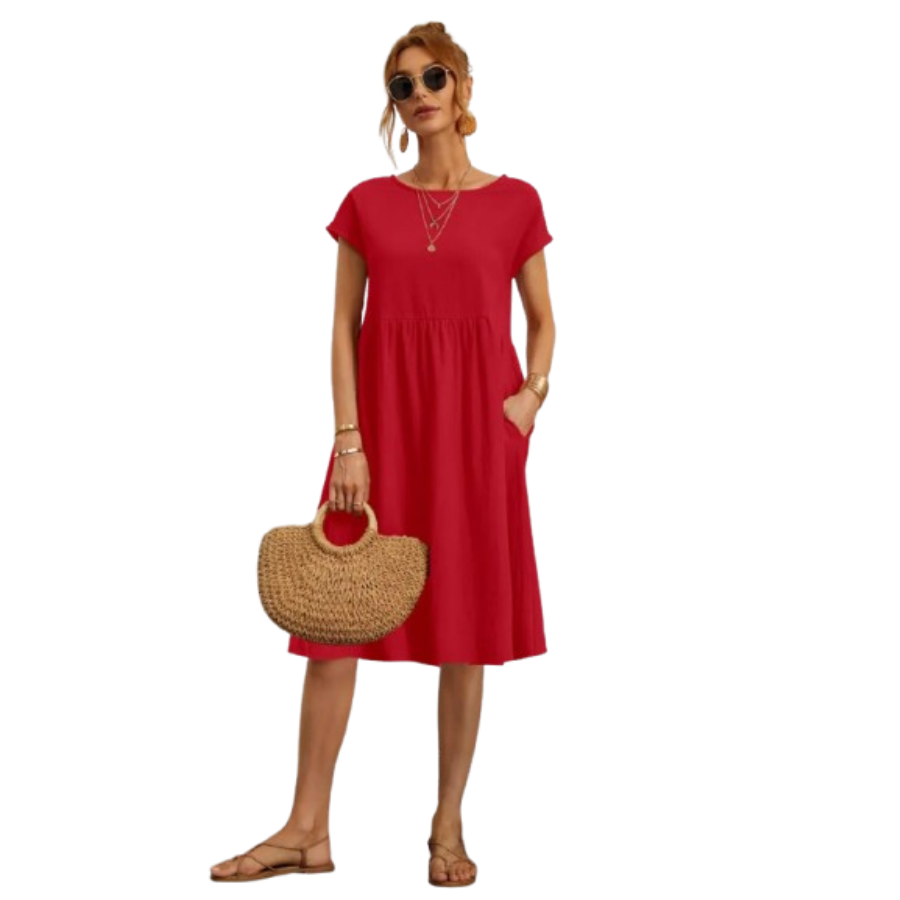 Élégante et confortable. Cette robe rouge à manches courtes, avec une coupe évasée et des poches latérales, est parfaite pour un look décontracté et élégant. Accessoirisée avec un sac en osier et des sandales, elle est idéale pour les journées estivales.