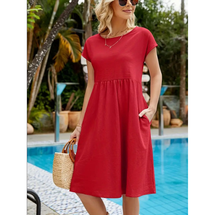Élégante et confortable. Cette robe rouge à manches courtes, avec une coupe décontractée et des poches latérales, offre un look frais et moderne, parfait pour l'été ou une journée décontractée en extérieur.