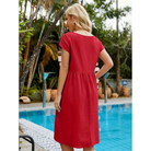 Élégante et confortable. Vue arrière de la robe rouge à manches courtes et coupe évasée, avec une taille légèrement froncée pour un ajustement parfait. Parfaite pour les journées décontractées au bord de la piscine ou les sorties estivales.
