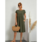 Élégante et confortable. Cette robe verte à manches courtes, avec une coupe évasée et des poches latérales, est parfaite pour un look décontracté et chic. Accessoirisée avec un sac en osier, elle est idéale pour les journées estivales ou les sorties décontractées.