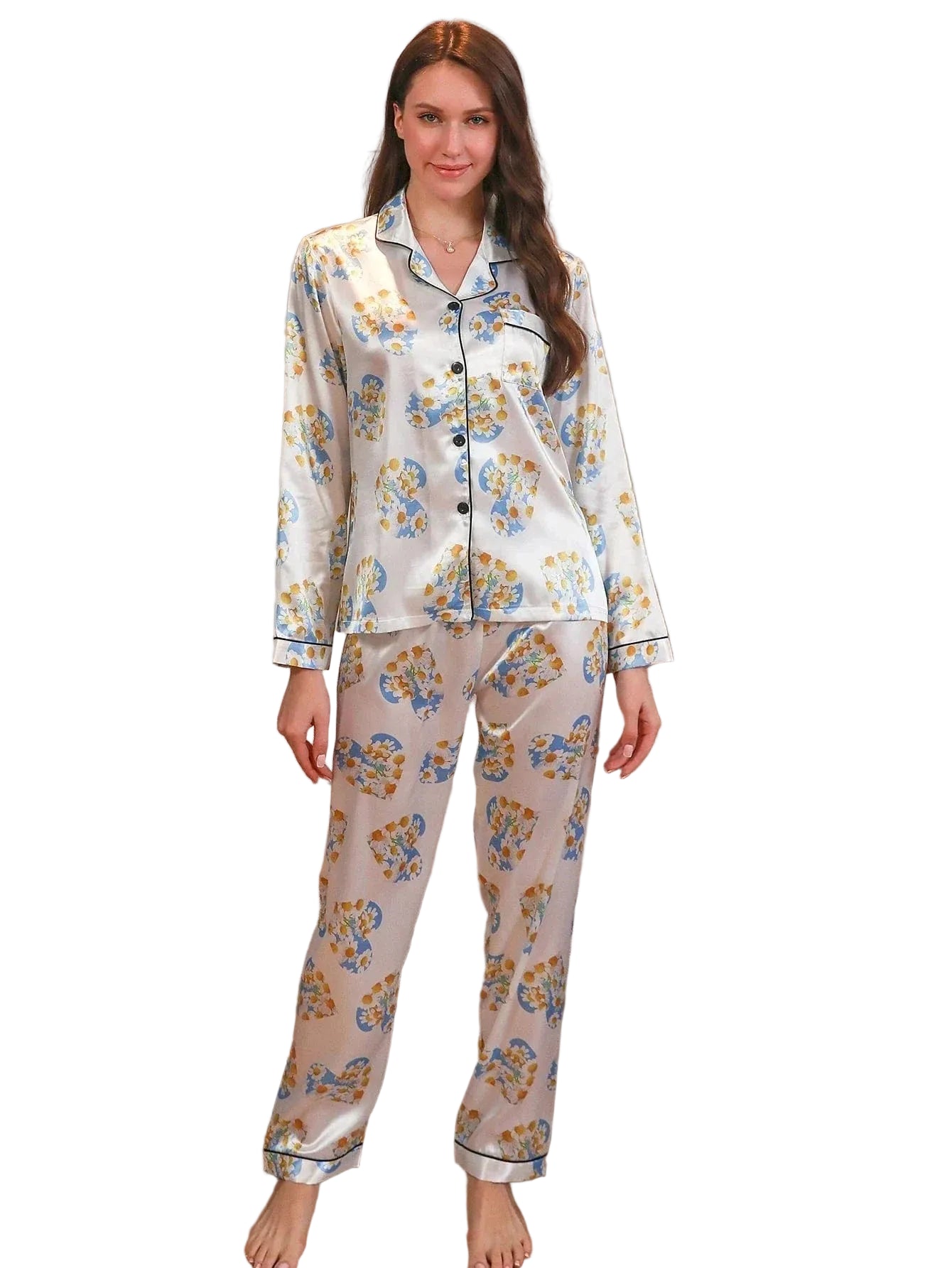 Pyjama en satin pour femme, orné de fleurs colorées dans des tons de bleu et jaune, sur fond crème. La chemise à manches longues et le pantalon assorti créent un look à la fois doux et élégant. Sur cette photo, une femme porte ce pyjama avec un sourire, mettant en valeur son confort et son style raffiné. Ce pyjama est parfait pour allier détente et élégance à la maison.