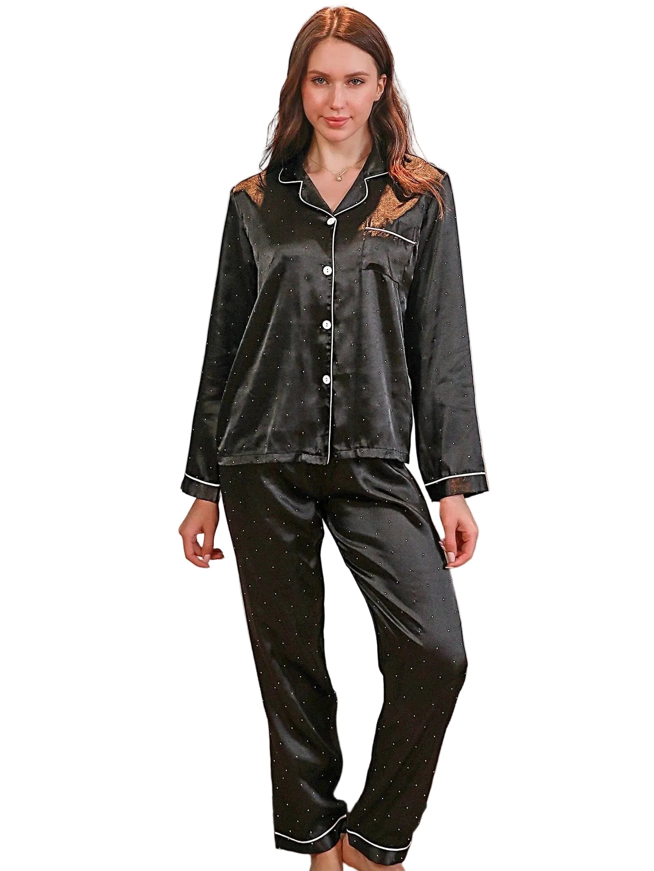 Pyjama en satin noir pour femme, avec une chemise élégante ornée de petits détails brillants et un pantalon assorti. Le pyjama présente un col délicat et des bordures blanches pour un look raffiné. Sur cette photo, une femme porte ce pyjama sophistiqué avec une expression détendue et un sourire léger. Ce pyjama allie confort, style et élégance, parfait pour des moments de détente à la maison.