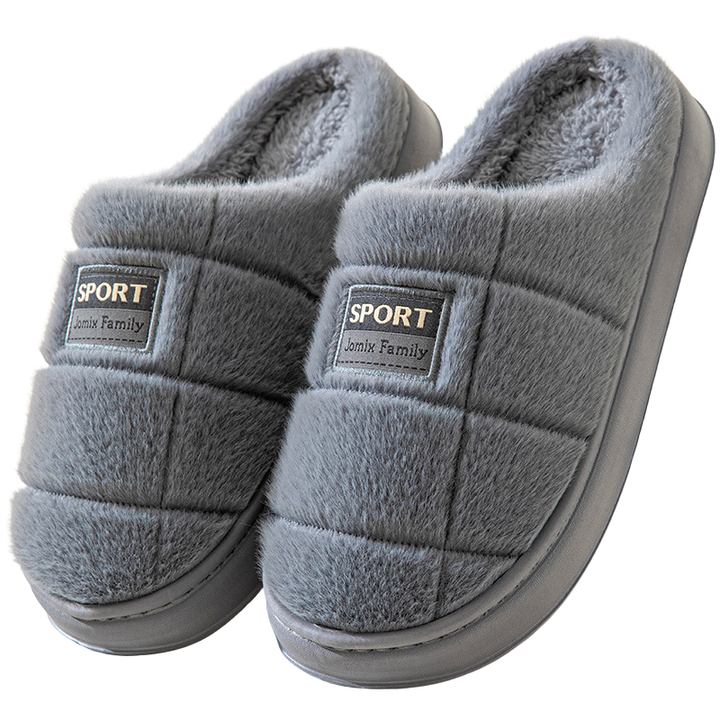 Chaussons homme Evrard gris, doux et moelleux avec étiquette intérieur confortable et chaud, semelle antidérapante pour un usage quotidien à la maison.