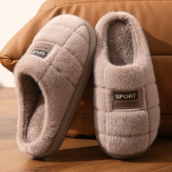 Chaussons homme Evrard beige en fausse fourrure douce, intérieur chaud et moelleux, design matelassé avec étiquette , semelle confortable pour la maison.