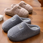 Chaussons homme Evrard en fausse fourrure douce, coloris gris et beige, intérieur chaud et moelleux avec étiquette , semelle épaisse confortable pour la maison.