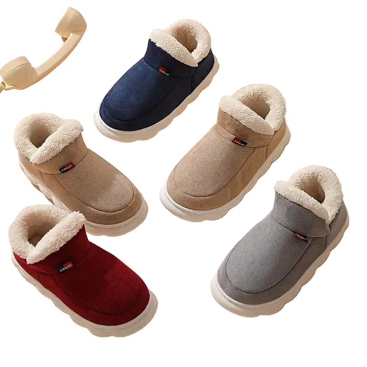 Chaussons en peluche douce, disponibles en plusieurs couleurs (bleu, beige, gris et rouge), parfaits pour garder vos pieds au chaud et à l&