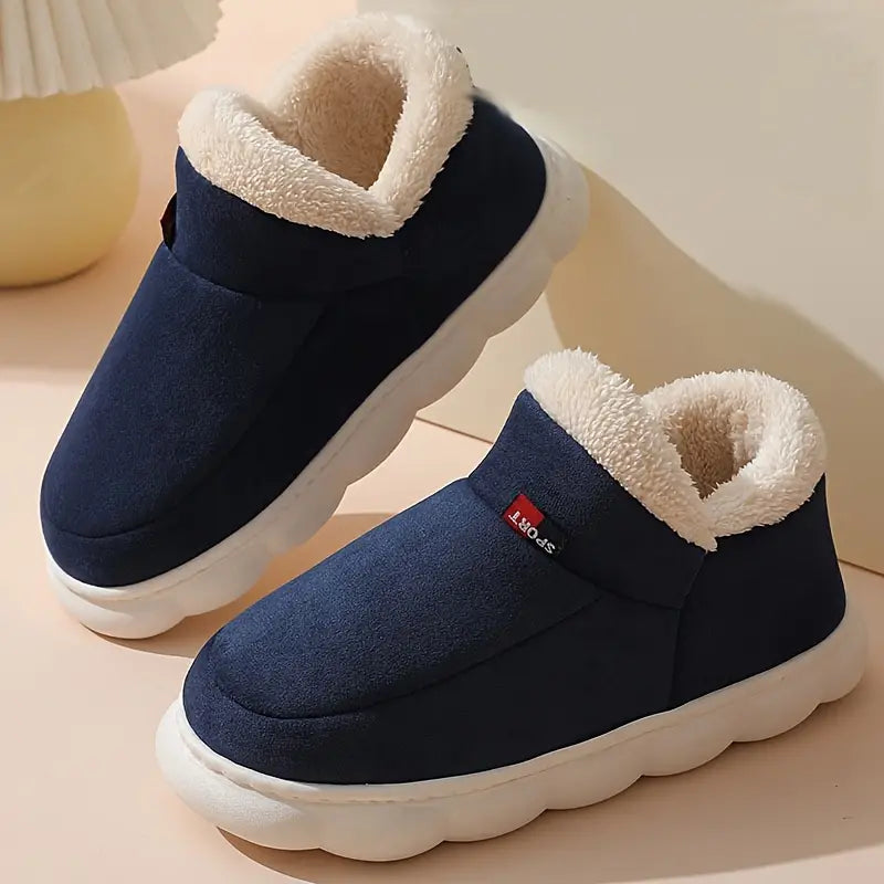 Chaussons en tissu doux bleu marine avec doublure en peluche beige, offrant un confort optimal pour vos pieds pendant l'hiver.
