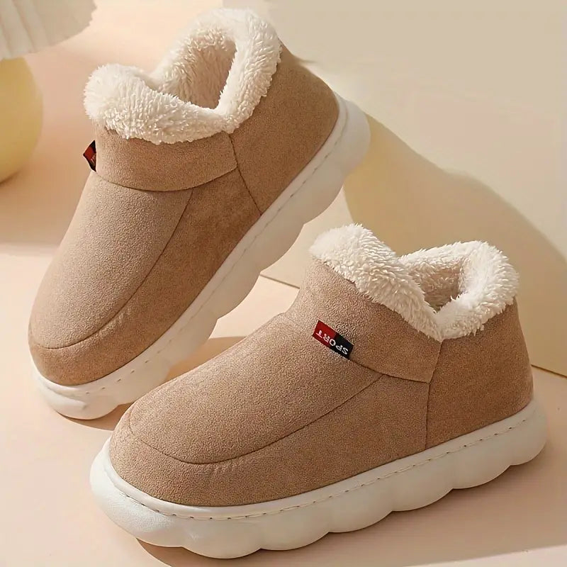 Chaussons de couleur beige, avec une doublure en peluche douce et une semelle épaisse, idéaux pour garder vos pieds bien au chaud pendant l'hiver.
