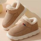 Chaussons de couleur beige, avec une doublure en peluche douce et une semelle épaisse, idéaux pour garder vos pieds bien au chaud pendant l'hiver.